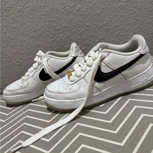 Kids Sz. 6 Youth Nike Air Force One Sneakers